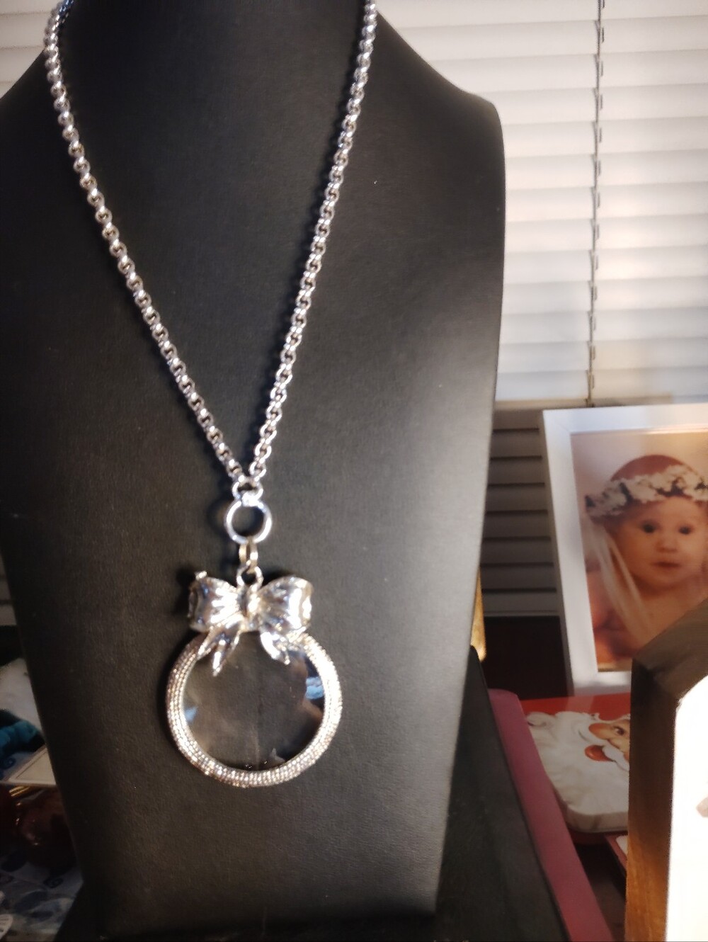 Vintage Looking Glass Magnifying Glass In Silver Tone Necklace